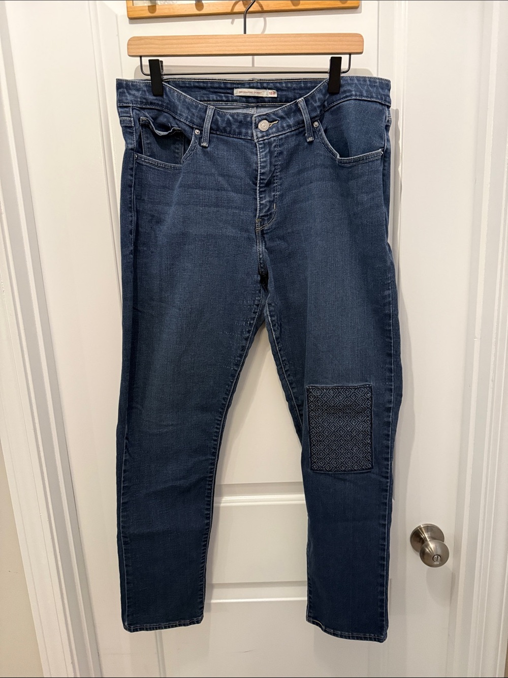 Levi's Straight Leg Jeans in Dark Blue with Patch